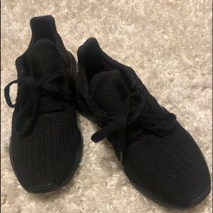 Black Adidas (Questar flow nxt)